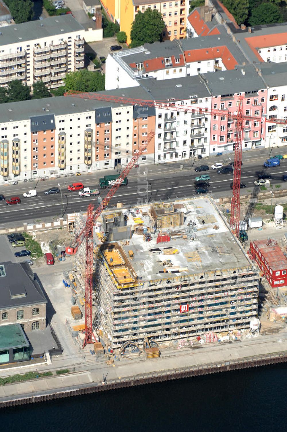 Berlin from the bird's eye view: Blick auf das Areal Mediaspree, im Bereich des früheren Osthafens der BEHALA. Es ist eines der größten Investorenprojekte in Berlin und strebt die Ansiedlung von Kommunikations- und Medienunternehmen entlang eines Teils des Spreeufers und eine diesem Bereich entsprechende Umstrukturierung an. Auf größtenteils bislang un- oder zwischengenutzten Grundstücken sollen Bürogebäude, Lofts, Hotels und an dere Neubauten entstehen. Die Planungen stammen überwiegend aus den 1990er Jahren, wurden aber wegen der damals schlechten wirtschaftlichen Lage nur zum Teil umgesetzt. Die Initiatoren sehen in dem Projekt eine große Chance für den Osten Berlins.