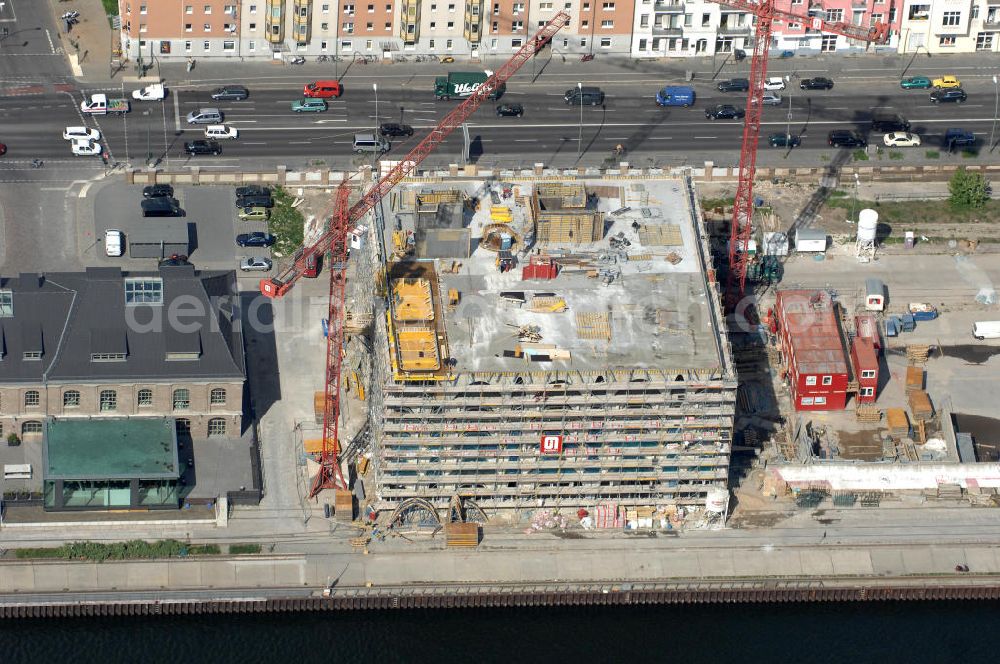 Aerial photograph Berlin - Blick auf das Areal Mediaspree, im Bereich des früheren Osthafens der BEHALA. Es ist eines der größten Investorenprojekte in Berlin und strebt die Ansiedlung von Kommunikations- und Medienunternehmen entlang eines Teils des Spreeufers und eine diesem Bereich entsprechende Umstrukturierung an. Auf größtenteils bislang un- oder zwischengenutzten Grundstücken sollen Bürogebäude, Lofts, Hotels und an dere Neubauten entstehen. Die Planungen stammen überwiegend aus den 1990er Jahren, wurden aber wegen der damals schlechten wirtschaftlichen Lage nur zum Teil umgesetzt. Die Initiatoren sehen in dem Projekt eine große Chance für den Osten Berlins.