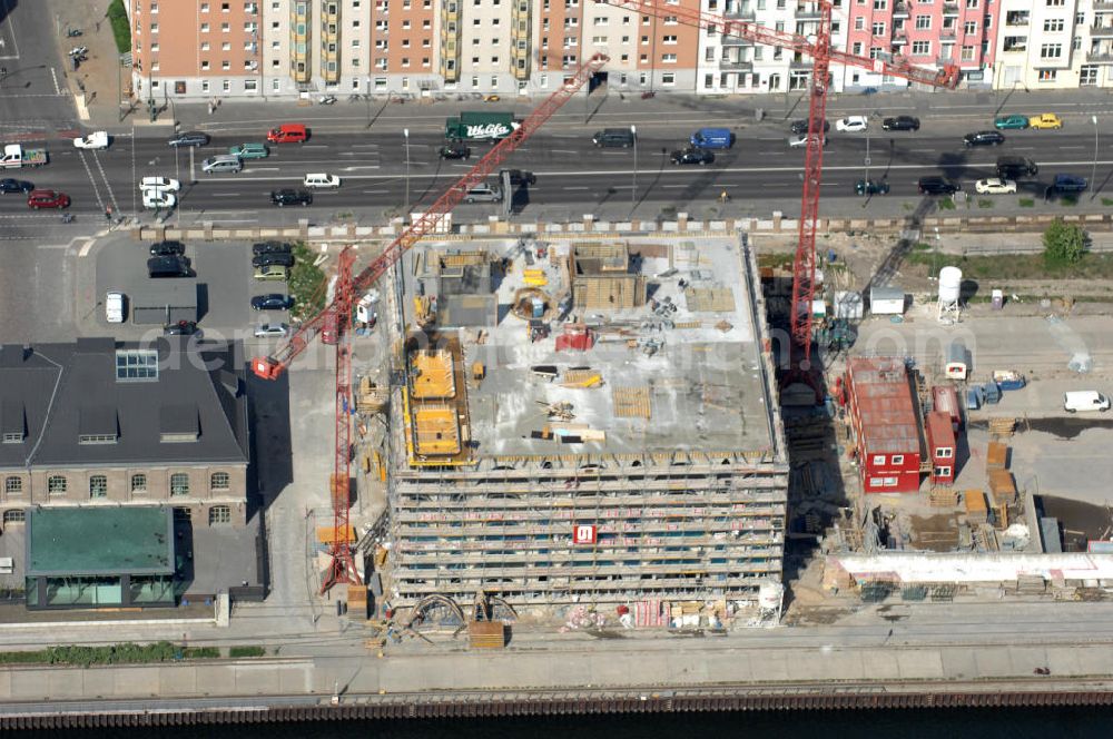 Berlin from above - Blick auf das Areal Mediaspree, im Bereich des früheren Osthafens der BEHALA. Es ist eines der größten Investorenprojekte in Berlin und strebt die Ansiedlung von Kommunikations- und Medienunternehmen entlang eines Teils des Spreeufers und eine diesem Bereich entsprechende Umstrukturierung an. Auf größtenteils bislang un- oder zwischengenutzten Grundstücken sollen Bürogebäude, Lofts, Hotels und an dere Neubauten entstehen. Die Planungen stammen überwiegend aus den 1990er Jahren, wurden aber wegen der damals schlechten wirtschaftlichen Lage nur zum Teil umgesetzt. Die Initiatoren sehen in dem Projekt eine große Chance für den Osten Berlins.