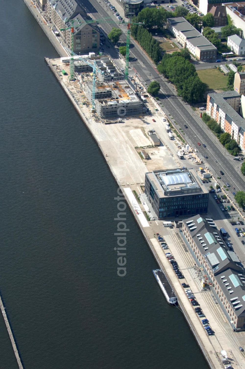 Berlin from above - Blick auf das Areal Mediaspree, im Bereich des früheren Osthafens der BEHALA. Es ist eines der größten Investorenprojekte in Berlin und strebt die Ansiedlung von Kommunikations- und Medienunternehmen entlang eines Teils des Spreeufers und eine diesem Bereich entsprechende Umstrukturierung an. Auf größtenteils bislang un- oder zwischengenutzten Grundstücken sollen Bürogebäude, Lofts, Hotels und an dere Neubauten entstehen. Die Planungen stammen überwiegend aus den 1990er Jahren, wurden aber wegen der damals schlechten wirtschaftlichen Lage nur zum Teil umgesetzt. Die Initiatoren sehen in dem Projekt eine große Chance für den Osten Berlins.