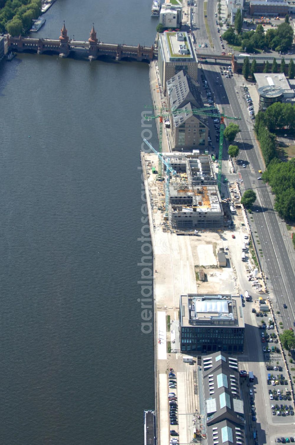 Aerial image Berlin - Blick auf das Areal Mediaspree, im Bereich des früheren Osthafens der BEHALA. Es ist eines der größten Investorenprojekte in Berlin und strebt die Ansiedlung von Kommunikations- und Medienunternehmen entlang eines Teils des Spreeufers und eine diesem Bereich entsprechende Umstrukturierung an. Auf größtenteils bislang un- oder zwischengenutzten Grundstücken sollen Bürogebäude, Lofts, Hotels und an dere Neubauten entstehen. Die Planungen stammen überwiegend aus den 1990er Jahren, wurden aber wegen der damals schlechten wirtschaftlichen Lage nur zum Teil umgesetzt. Die Initiatoren sehen in dem Projekt eine große Chance für den Osten Berlins.