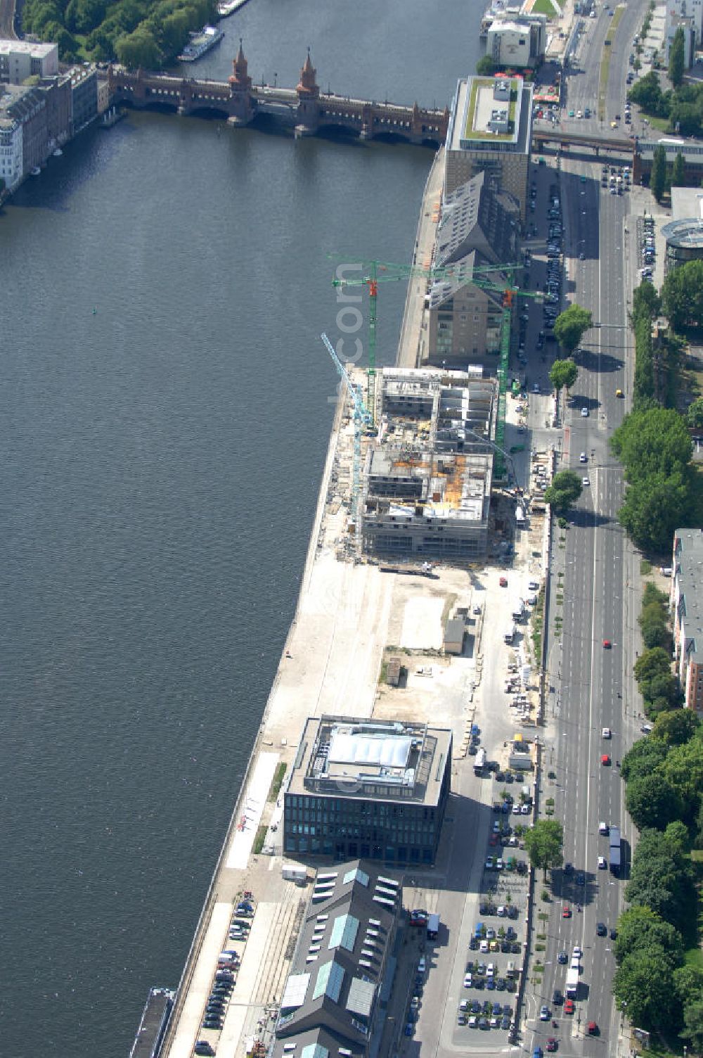 Aerial photograph Berlin - Blick auf das Areal Mediaspree, im Bereich des früheren Osthafens der BEHALA. Es ist eines der größten Investorenprojekte in Berlin und strebt die Ansiedlung von Kommunikations- und Medienunternehmen entlang eines Teils des Spreeufers und eine diesem Bereich entsprechende Umstrukturierung an. Auf größtenteils bislang un- oder zwischengenutzten Grundstücken sollen Bürogebäude, Lofts, Hotels und an dere Neubauten entstehen. Die Planungen stammen überwiegend aus den 1990er Jahren, wurden aber wegen der damals schlechten wirtschaftlichen Lage nur zum Teil umgesetzt. Die Initiatoren sehen in dem Projekt eine große Chance für den Osten Berlins.