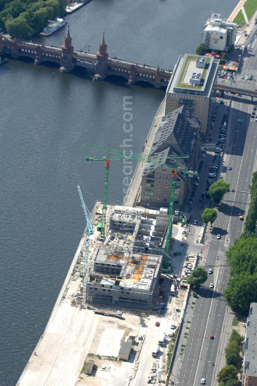 Berlin from above - Blick auf das Areal Mediaspree, im Bereich des früheren Osthafens der BEHALA. Es ist eines der größten Investorenprojekte in Berlin und strebt die Ansiedlung von Kommunikations- und Medienunternehmen entlang eines Teils des Spreeufers und eine diesem Bereich entsprechende Umstrukturierung an. Auf größtenteils bislang un- oder zwischengenutzten Grundstücken sollen Bürogebäude, Lofts, Hotels und an dere Neubauten entstehen. Die Planungen stammen überwiegend aus den 1990er Jahren, wurden aber wegen der damals schlechten wirtschaftlichen Lage nur zum Teil umgesetzt. Die Initiatoren sehen in dem Projekt eine große Chance für den Osten Berlins.