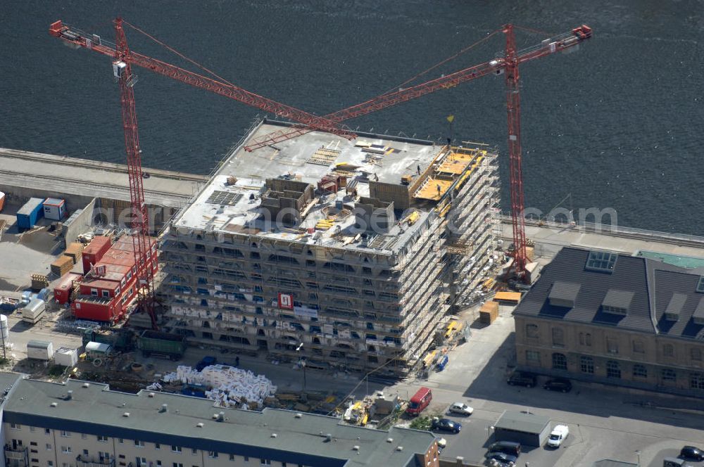 Aerial photograph Berlin - Blick auf das Areal Mediaspree, im Bereich des früheren Osthafens der BEHALA. Es ist eines der größten Investorenprojekte in Berlin und strebt die Ansiedlung von Kommunikations- und Medienunternehmen entlang eines Teils des Spreeufers und eine diesem Bereich entsprechende Umstrukturierung an. Auf größtenteils bislang un- oder zwischengenutzten Grundstücken sollen Bürogebäude, Lofts, Hotels und an dere Neubauten entstehen. Die Planungen stammen überwiegend aus den 1990er Jahren, wurden aber wegen der damals schlechten wirtschaftlichen Lage nur zum Teil umgesetzt. Die Initiatoren sehen in dem Projekt eine große Chance für den Osten Berlins.