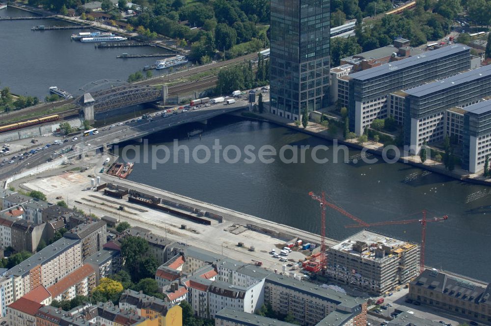 Berlin from above - Blick auf das Areal Mediaspree, im Bereich des früheren Osthafens der BEHALA. Es ist eines der größten Investorenprojekte in Berlin und strebt die Ansiedlung von Kommunikations- und Medienunternehmen entlang eines Teils des Spreeufers und eine diesem Bereich entsprechende Umstrukturierung an. Auf größtenteils bislang un- oder zwischengenutzten Grundstücken sollen Bürogebäude, Lofts, Hotels und an dere Neubauten entstehen. Die Planungen stammen überwiegend aus den 1990er Jahren, wurden aber wegen der damals schlechten wirtschaftlichen Lage nur zum Teil umgesetzt. Die Initiatoren sehen in dem Projekt eine große Chance für den Osten Berlins.