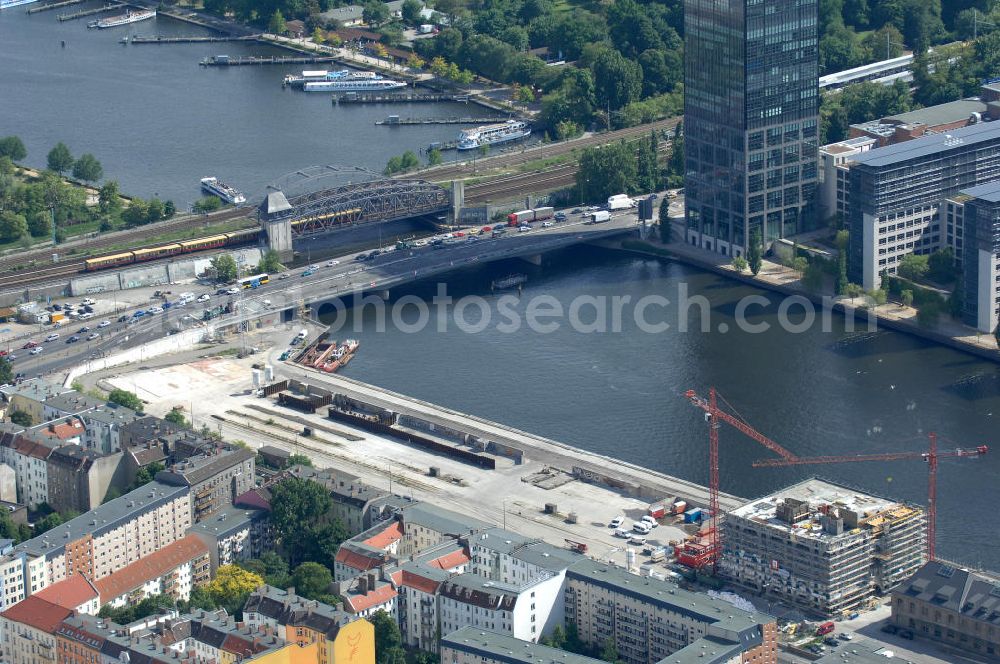 Berlin from the bird's eye view: Blick auf das Areal Mediaspree, im Bereich des früheren Osthafens der BEHALA. Es ist eines der größten Investorenprojekte in Berlin und strebt die Ansiedlung von Kommunikations- und Medienunternehmen entlang eines Teils des Spreeufers und eine diesem Bereich entsprechende Umstrukturierung an. Auf größtenteils bislang un- oder zwischengenutzten Grundstücken sollen Bürogebäude, Lofts, Hotels und an dere Neubauten entstehen. Die Planungen stammen überwiegend aus den 1990er Jahren, wurden aber wegen der damals schlechten wirtschaftlichen Lage nur zum Teil umgesetzt. Die Initiatoren sehen in dem Projekt eine große Chance für den Osten Berlins.