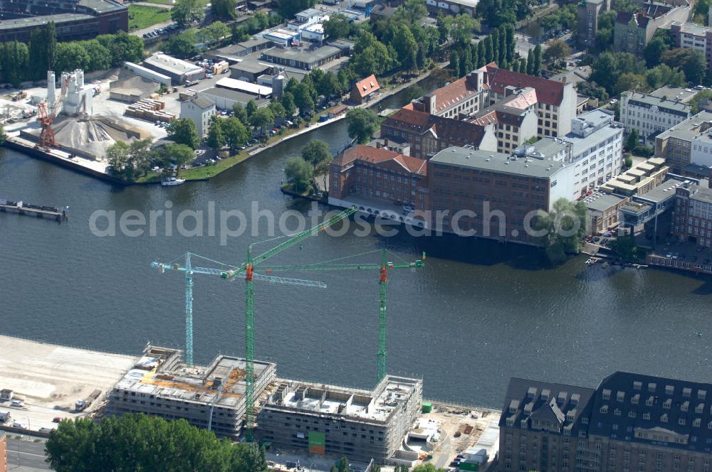 Aerial image Berlin - Blick auf das Areal Mediaspree, im Bereich des früheren Osthafens der BEHALA. Es ist eines der größten Investorenprojekte in Berlin und strebt die Ansiedlung von Kommunikations- und Medienunternehmen entlang eines Teils des Spreeufers und eine diesem Bereich entsprechende Umstrukturierung an. Auf größtenteils bislang un- oder zwischengenutzten Grundstücken sollen Bürogebäude, Lofts, Hotels und an dere Neubauten entstehen. Die Planungen stammen überwiegend aus den 1990er Jahren, wurden aber wegen der damals schlechten wirtschaftlichen Lage nur zum Teil umgesetzt. Die Initiatoren sehen in dem Projekt eine große Chance für den Osten Berlins.