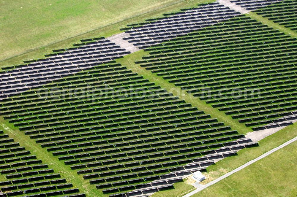 Waldpolenz / Rote Jahne from above - Blick auf das Areal des neuen Solarparkes Rote Jahne, im Jahr 2007 speiste er bereits Strom im Wert von 2,1 Mio. Euro in das Stromnetz ein. Das ehemaligen Geländes des Flugplatz Eilenburg wurde in den 1930er Jahren gebaut. Zu DDR-Zeiten wurde er vom Ministerium für Staatssicherheit (MfS, Stasi) betrieben. Mit dem Anschluss an das Stromnetz hat die juwi solar GmbH aus Bolanden (Rheinland-Pfalz) nun den Bau des Solarprojektes Energiepark Waldpolenz im Landkreis Delitzsch nordöstlich??????????????????????????????????????????????????????????????????????????????????????????????????????????????????????????????????????????????????????????????????????????????????????????????????????????????????????????????????????????????????????????????????????????????????????????????????????????????????????????????????????????????????????????????????????????????????????