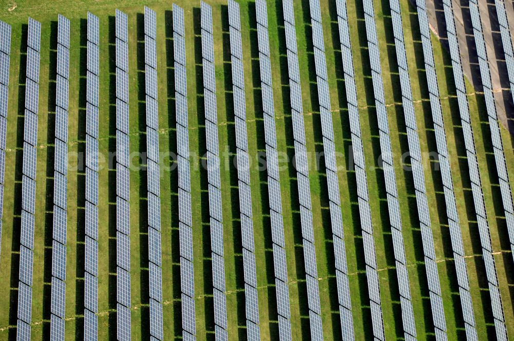 Waldpolenz / Rote Jahne from above - Blick auf das Areal des neuen Solarparkes Rote Jahne, im Jahr 2007 speiste er bereits Strom im Wert von 2,1 Mio. Euro in das Stromnetz ein. Das ehemaligen Geländes des Flugplatz Eilenburg wurde in den 1930er Jahren gebaut. Zu DDR-Zeiten wurde er vom Ministerium für Staatssicherheit (MfS, Stasi) betrieben. Mit dem Anschluss an das Stromnetz hat die juwi solar GmbH aus Bolanden (Rheinland-Pfalz) nun den Bau des Solarprojektes Energiepark Waldpolenz im Landkreis Delitzsch nordöstlich??????????????????????????????????????????????????????????????????????????????????????????????????????????????????????????????????????????????????????????????????????????????????????????????????????????????????????????????????????????????????????????????????????????????????????????????????????????????????????????????????????????????????????????????????????????????????????