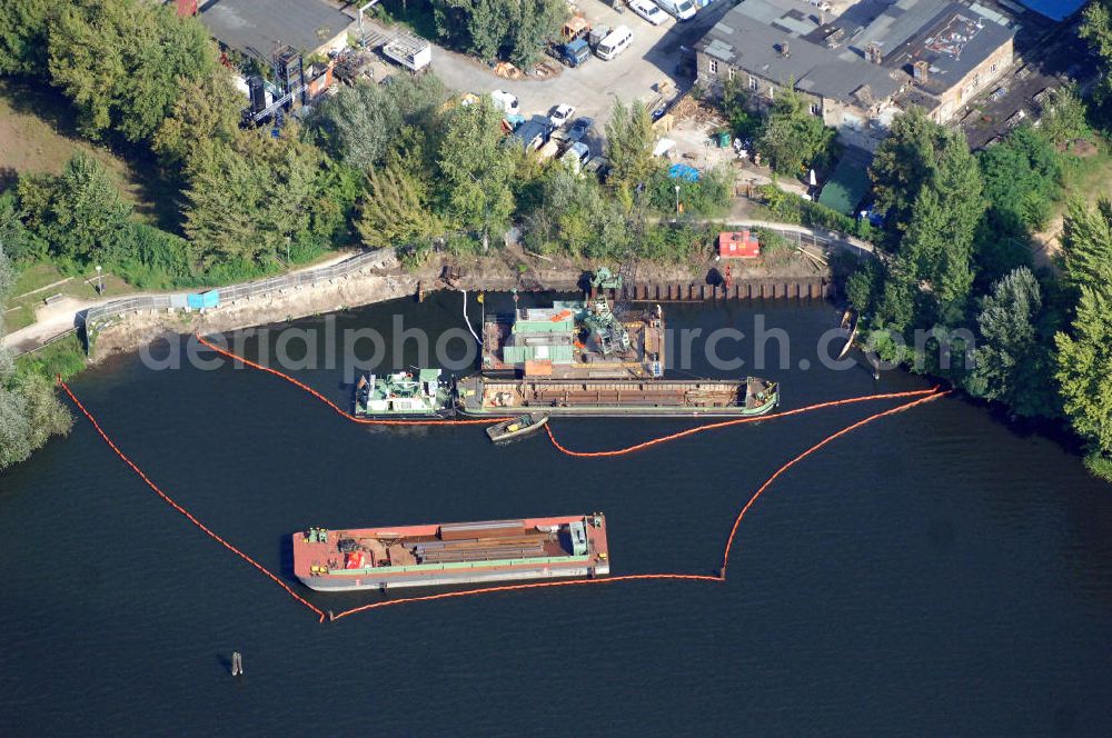 Aerial image Berlin Lichtenberg - Ausbau- und Befestigungsarbeiten im Uferbereich an der Rummelsburger Bucht in Rummelsburg, Teil des Bezirks Lichtenberg in Berlin. Extension and attachment works in littoral zone at bay Rummelsburger Bucht in Rummelsburg, part of district Lichtenberg in Berlin.