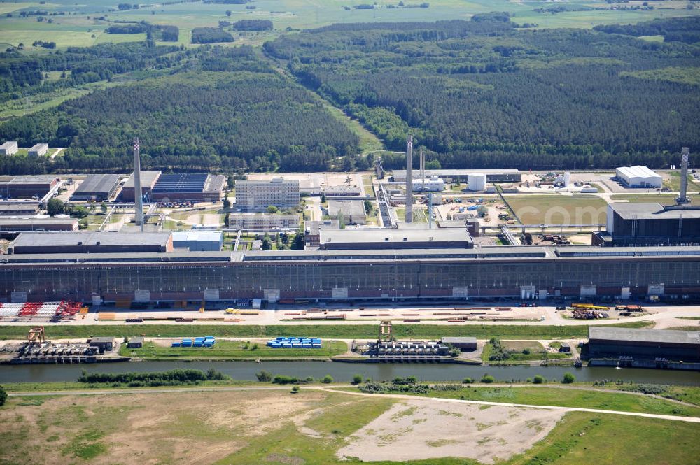 Lubmin from the bird's eye view: Blick auf das Areal des sich in der Demontage befindlichen ehemaligen Kernkraftwerkes Lubmin. Durch die Energiewerke Nord GmbH als Rechtsnachfolger des ehemaligen Kombinats Kernkraftwerke Bruno Leuschner wird das AKW / KKW stillgelegt und abgebaut. Ein wichtiges Projekt für den Standort ist die Anlandung der deutsch-russischen Gaspipeline North Stream und die Verwendung als Zwischenlager auf dem Gelände. Durch weitere Investoren ist der Bau von konventionellen Kraftwerken auf der Basis von Gas und Kohle geplant. Site of the former nuclear power plant Lubmin.