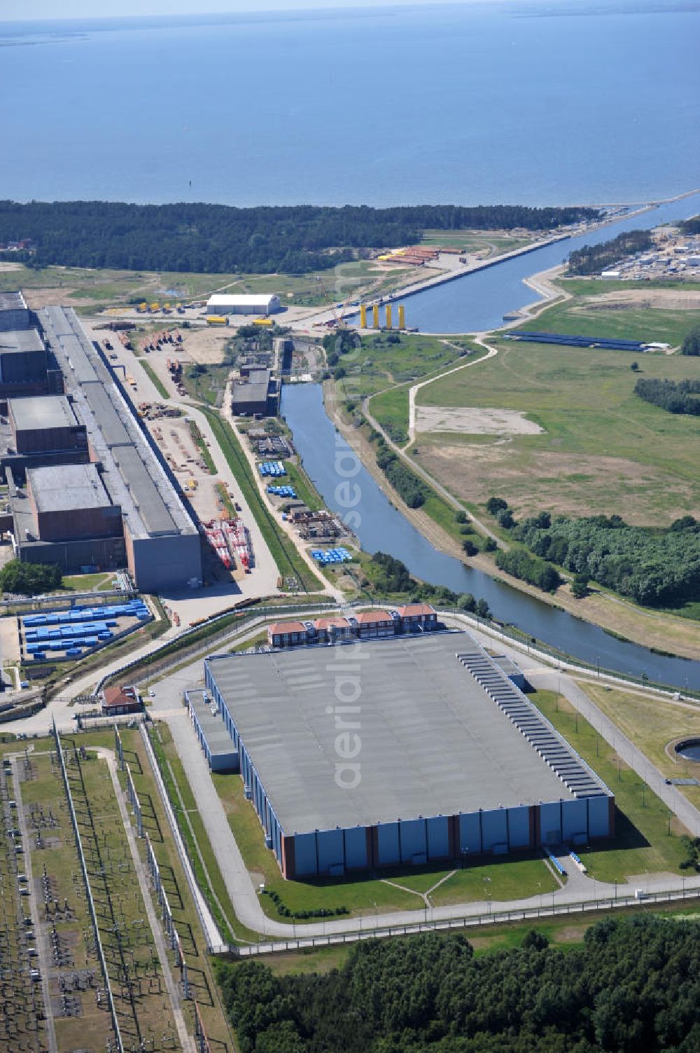 Aerial image Lubmin - Blick auf das Areal des sich in der Demontage befindlichen ehemaligen Kernkraftwerkes Lubmin. Durch die Energiewerke Nord GmbH als Rechtsnachfolger des ehemaligen Kombinats Kernkraftwerke Bruno Leuschner wird das AKW / KKW stillgelegt und abgebaut. Ein wichtiges Projekt für den Standort ist die Anlandung der deutsch-russischen Gaspipeline North Stream und die Verwendung als Zwischenlager auf dem Gelände. Durch weitere Investoren ist der Bau von konventionellen Kraftwerken auf der Basis von Gas und Kohle geplant. Site of the former nuclear power plant Lubmin.