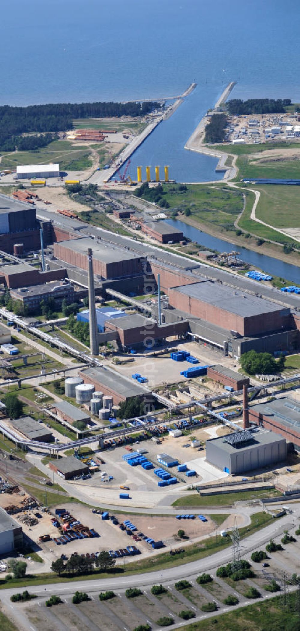 Lubmin from the bird's eye view: Blick auf das Areal des sich in der Demontage befindlichen ehemaligen Kernkraftwerkes Lubmin. Durch die Energiewerke Nord GmbH als Rechtsnachfolger des ehemaligen Kombinats Kernkraftwerke Bruno Leuschner wird das AKW / KKW stillgelegt und abgebaut. Ein wichtiges Projekt für den Standort ist die Anlandung der deutsch-russischen Gaspipeline North Stream und die Verwendung als Zwischenlager auf dem Gelände. Durch weitere Investoren ist der Bau von konventionellen Kraftwerken auf der Basis von Gas und Kohle geplant. Site of the former nuclear power plant Lubmin.