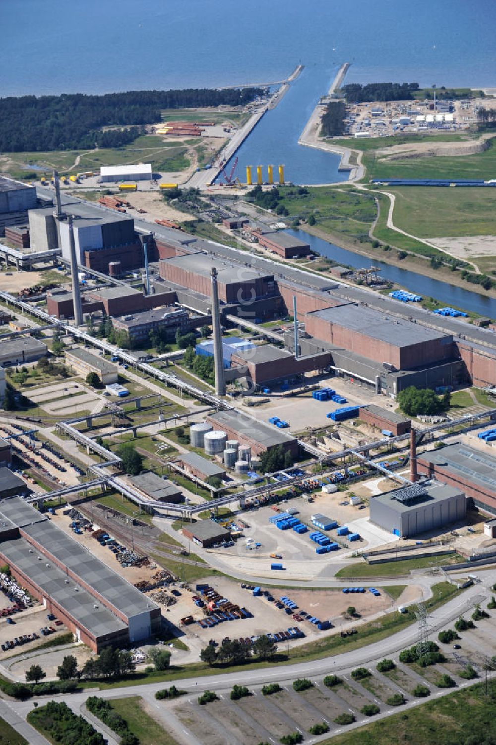 Aerial image Lubmin - Blick auf das Areal des sich in der Demontage befindlichen ehemaligen Kernkraftwerkes Lubmin. Durch die Energiewerke Nord GmbH als Rechtsnachfolger des ehemaligen Kombinats Kernkraftwerke Bruno Leuschner wird das AKW / KKW stillgelegt und abgebaut. Ein wichtiges Projekt für den Standort ist die Anlandung der deutsch-russischen Gaspipeline North Stream und die Verwendung als Zwischenlager auf dem Gelände. Durch weitere Investoren ist der Bau von konventionellen Kraftwerken auf der Basis von Gas und Kohle geplant. Site of the former nuclear power plant Lubmin.