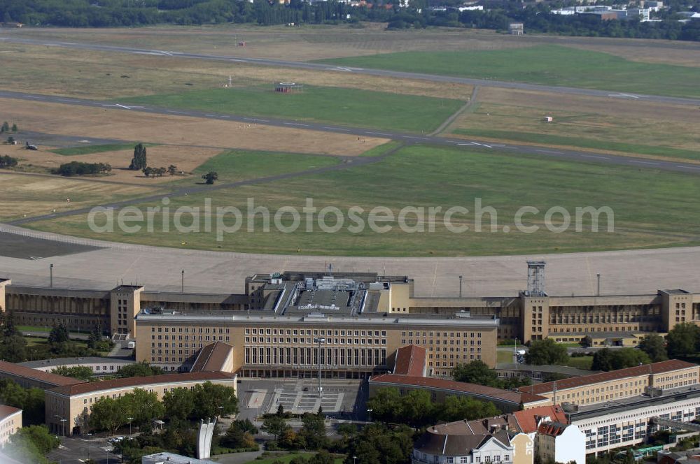 Aerial image Berlin - Blick auf das Areal des stillgelegten Flughafen Berlin - Tempelhof. Seit der stillgelegte Flughafen Tempelhof als Event- und Messestandort genutzt wird.