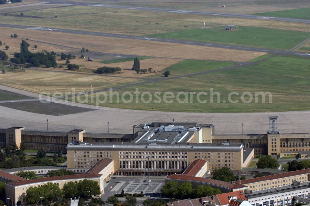 Aerial photograph Berlin - Blick auf das Areal des stillgelegten Flughafen Berlin - Tempelhof. Seit der stillgelegte Flughafen Tempelhof als Event- und Messestandort genutzt wird.