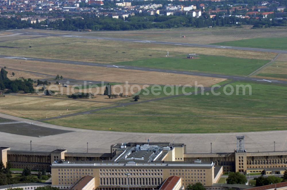 Aerial photograph Berlin - Blick auf das Areal des stillgelegten Flughafen Berlin - Tempelhof. Seit der stillgelegte Flughafen Tempelhof als Event- und Messestandort genutzt wird.