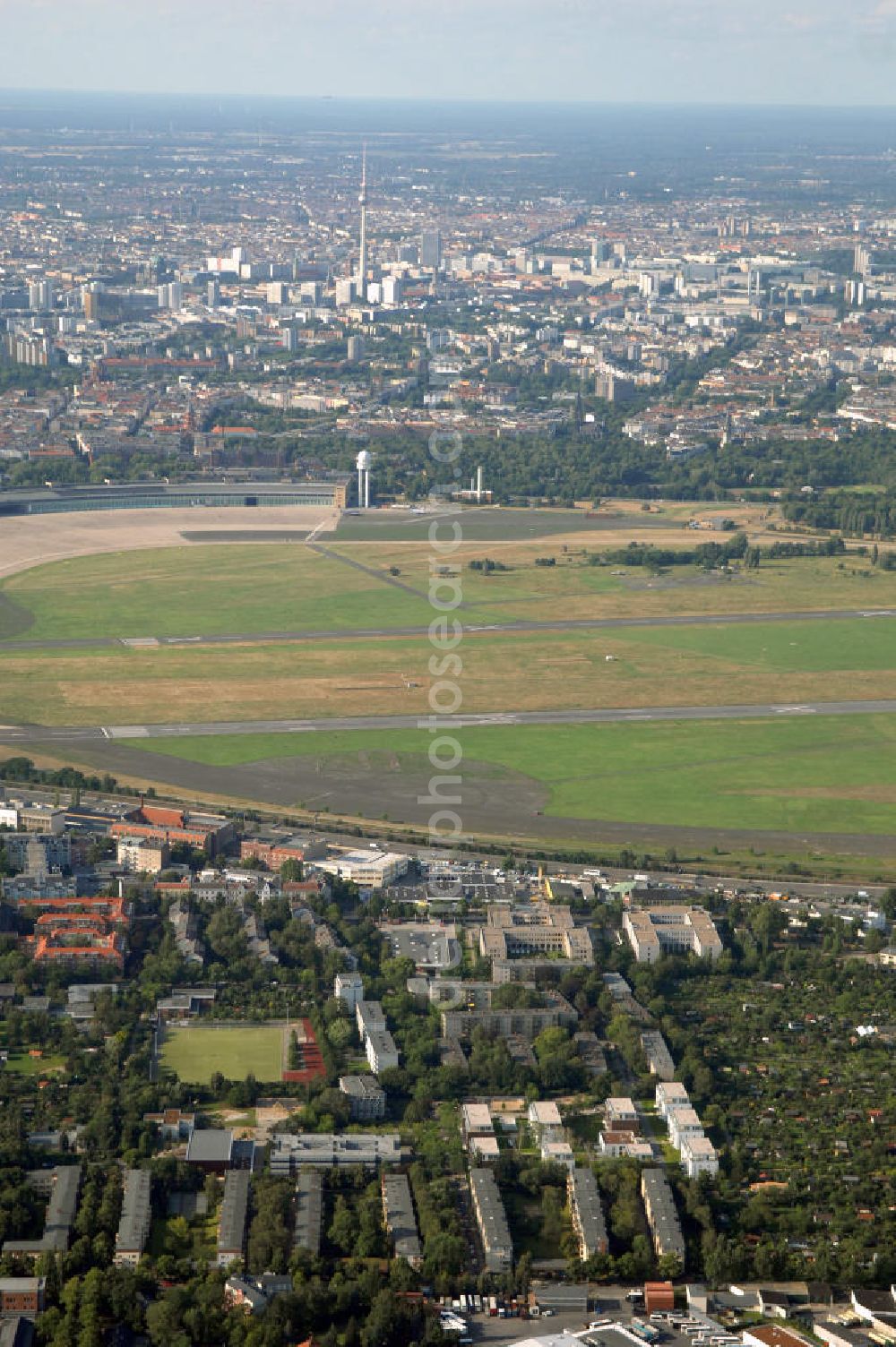 Aerial image Berlin - Blick auf das Areal des stillgelegten Flughafen Berlin - Tempelhof mit den beiden Start- und Landebahnen. Neben gelegentlichen Events wie Konzerten und Messen ist das Gelände weitestgehend dem stillen Verfall preisgegeben. Noch sind alle luftverkehrsmäßigen Leit- und Befeuerungsanlagen intakt, aber lokalpolitische Erwägungen zwangen zur Stillegung dieses geschichtsträchtigen Flughafen.