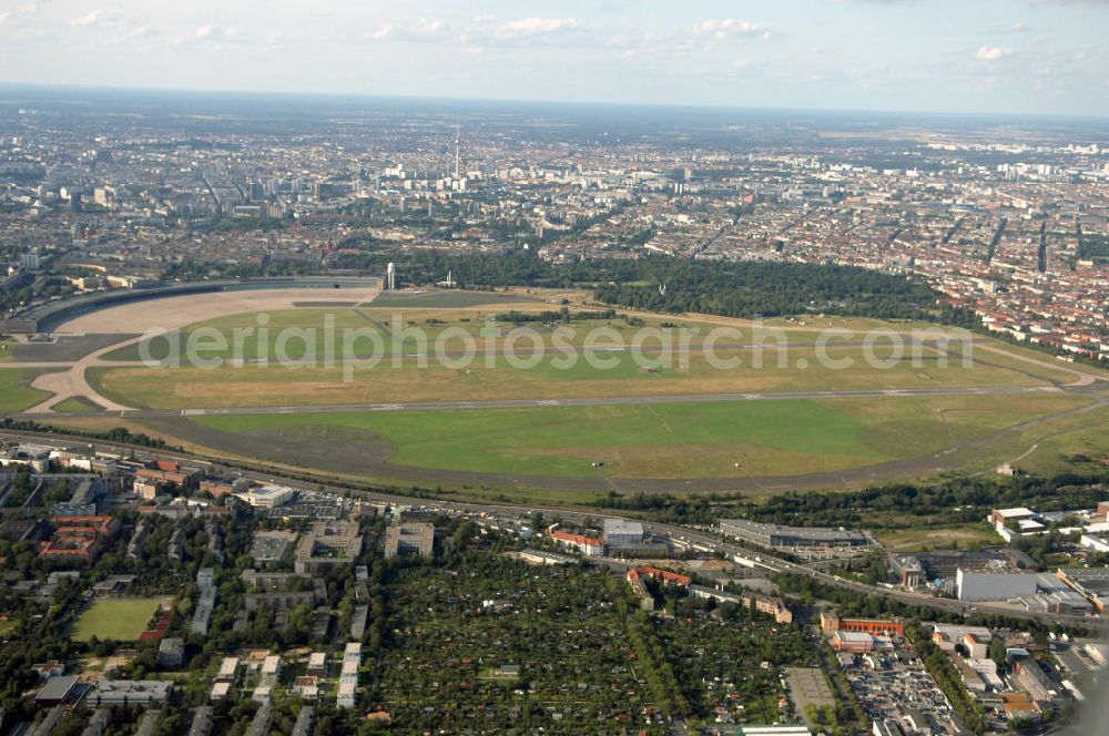 Berlin from above - Blick auf das Areal des stillgelegten Flughafen Berlin - Tempelhof mit den beiden Start- und Landebahnen. Neben gelegentlichen Events wie Konzerten und Messen ist das Gelände weitestgehend dem stillen Verfall preisgegeben. Noch sind alle luftverkehrsmäßigen Leit- und Befeuerungsanlagen intakt, aber lokalpolitische Erwägungen zwangen zur Stillegung dieses geschichtsträchtigen Flughafen.