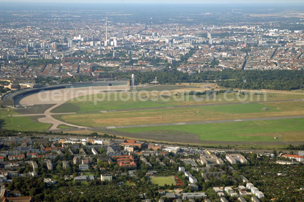 Berlin from the bird's eye view: Blick auf das Areal des stillgelegten Flughafen Berlin - Tempelhof mit den beiden Start- und Landebahnen. Neben gelegentlichen Events wie Konzerten und Messen ist das Gelände weitestgehend dem stillen Verfall preisgegeben. Noch sind alle luftverkehrsmäßigen Leit- und Befeuerungsanlagen intakt, aber lokalpolitische Erwägungen zwangen zur Stillegung dieses geschichtsträchtigen Flughafen.