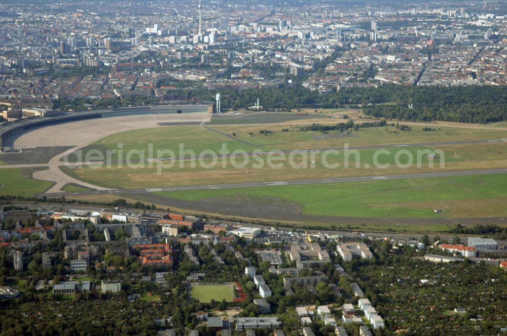 Aerial image Berlin - Blick auf das Areal des stillgelegten Flughafen Berlin - Tempelhof mit den beiden Start- und Landebahnen. Neben gelegentlichen Events wie Konzerten und Messen ist das Gelände weitestgehend dem stillen Verfall preisgegeben. Noch sind alle luftverkehrsmäßigen Leit- und Befeuerungsanlagen intakt, aber lokalpolitische Erwägungen zwangen zur Stillegung dieses geschichtsträchtigen Flughafen.