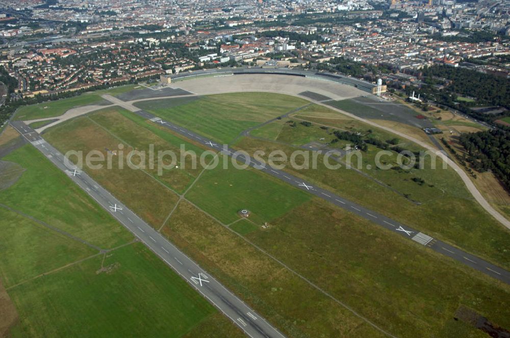 Berlin from the bird's eye view: Blick auf das Areal des stillgelegten Flughafen Berlin - Tempelhof mit den beiden Start- und Landebahnen. Neben gelegentlichen Events wie Konzerten und Messen ist das Gelände weitestgehend dem stillen Verfall preisgegeben. Noch sind alle luftverkehrsmäßigen Leit- und Befeuerungsanlagen intakt, aber lokalpolitische Erwägungen zwangen zur Stillegung dieses geschichtsträchtigen Flughafen.