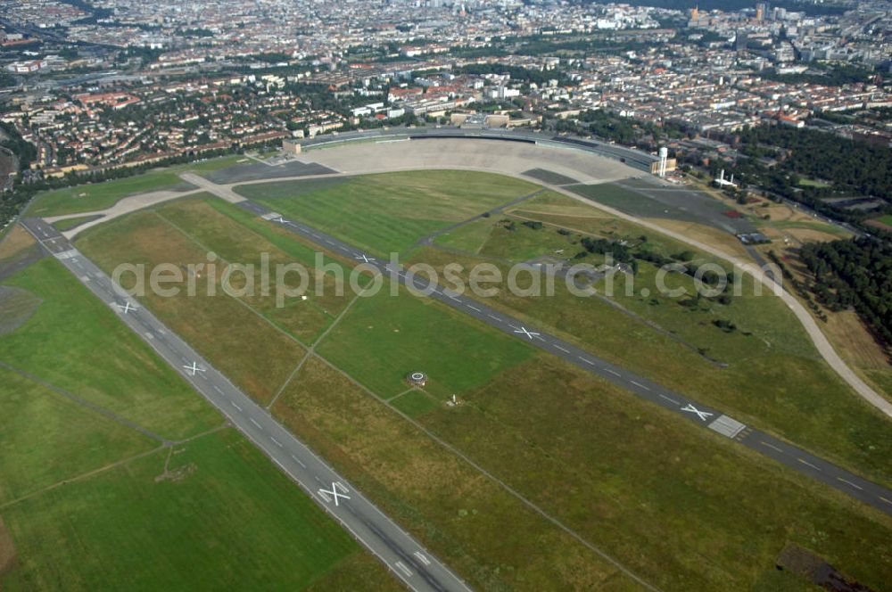 Aerial image Berlin - Blick auf das Areal des stillgelegten Flughafen Berlin - Tempelhof mit den beiden Start- und Landebahnen. Neben gelegentlichen Events wie Konzerten und Messen ist das Gelände weitestgehend dem stillen Verfall preisgegeben. Noch sind alle luftverkehrsmäßigen Leit- und Befeuerungsanlagen intakt, aber lokalpolitische Erwägungen zwangen zur Stillegung dieses geschichtsträchtigen Flughafen.