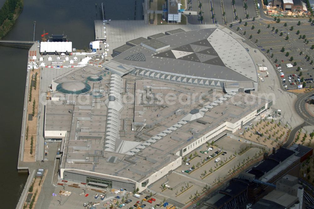 BREMEN from above - Areal des Space Parks Bremen. Das Projekt wurde Anfang der 1990er Jahre von der in Wiesbaden ansässigen, inzwischen nicht mehr existenten Köllmann AG zusammen mit dem noch nicht realisierten Ocean Park in Bremerhaven geplant. Der Kerngedanke ist dabei die für Urban Entertainment Center typische Verbindung von Unterhaltung und Einzelhandel. Das Projekt wurde mit Unterstützung des Landes Bremen in Form von Subventionen unter Bauherrenschaft der zur Dresdner Bank gehörenden DEGI realisiert. Der Bau wurde im Juli 2000 begonnen und war am 19. Dezember 2003 fertig gestellt. Eröffnet wurde der Park am 12. Februar 2004.Der Space Park wurde an die britische Finanzinvestorengruppe „Cardinal Asset Management“ verkauft. Diese erklärte von Beginn an, den Space Park nicht selbst betreiben zu wollen, und verkaufte ihn schließlich für 50 Millionen Euro an den irischen Finanzdienstleister LNC Property Group. Im Februar 2007 kündigte der LNC-Chef Bill McCabe an, dass die LNC weitere 80 bis 100 Millionen Euro investieren wolle, um das Areal baulich zur Weser hin auszurichten und den Einzelhandelsbereich des Space Parks unter dem Namen „Waterfront Bremen“ im September 2008 wiederzueröffnen. Bis 2009 soll ein Sport-, Freizeit- und Wellnessbereich hinzukommen. Kalkuliert ist ein Einzugsgebiet mit einem Durchmesser von 200 Kilometern und eine Besucherzahl von im Durchschnitt täglich 25.000 Besuchern. Im Frühjahr 2007 wurde das Space Park Logo entfernt. Seit Anfang August hängt der Name Waterfront am Eingang. Limetree GmbH, AG-Weser-Straße 3 , 28237 Bremen,Telefon: +49 4213305 300;