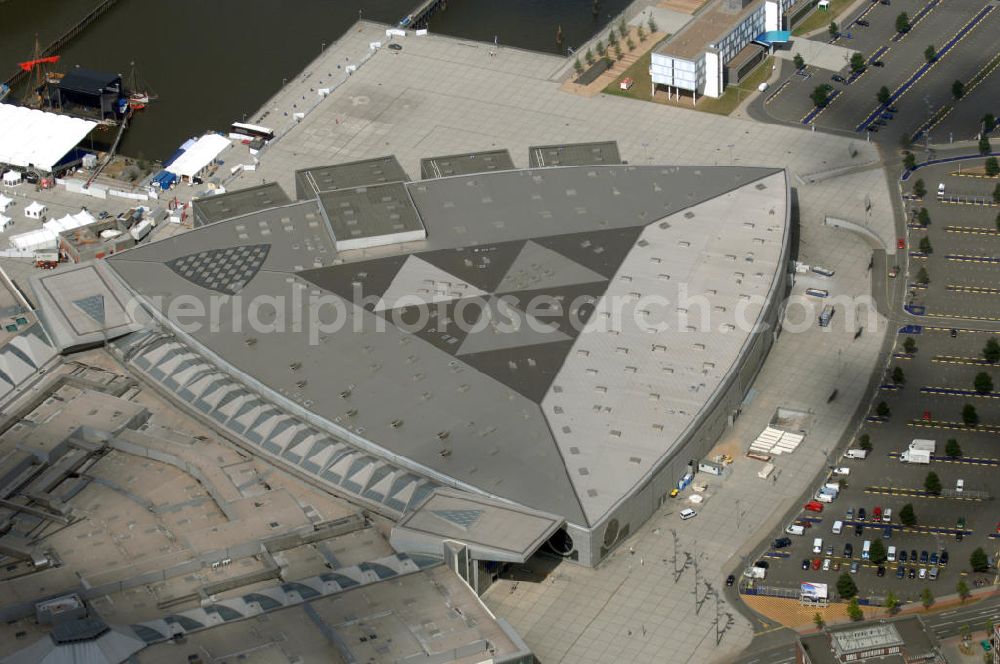 Aerial photograph BREMEN - Areal des Space Parks Bremen. Das Projekt wurde Anfang der 1990er Jahre von der in Wiesbaden ansässigen, inzwischen nicht mehr existenten Köllmann AG zusammen mit dem noch nicht realisierten Ocean Park in Bremerhaven geplant. Der Kerngedanke ist dabei die für Urban Entertainment Center typische Verbindung von Unterhaltung und Einzelhandel. Das Projekt wurde mit Unterstützung des Landes Bremen in Form von Subventionen unter Bauherrenschaft der zur Dresdner Bank gehörenden DEGI realisiert. Der Bau wurde im Juli 2000 begonnen und war am 19. Dezember 2003 fertig gestellt. Eröffnet wurde der Park am 12. Februar 2004.Der Space Park wurde an die britische Finanzinvestorengruppe „Cardinal Asset Management“ verkauft. Diese erklärte von Beginn an, den Space Park nicht selbst betreiben zu wollen, und verkaufte ihn schließlich für 50 Millionen Euro an den irischen Finanzdienstleister LNC Property Group. Im Februar 2007 kündigte der LNC-Chef Bill McCabe an, dass die LNC weitere 80 bis 100 Millionen Euro investieren wolle, um das Areal baulich zur Weser hin auszurichten und den Einzelhandelsbereich des Space Parks unter dem Namen „Waterfront Bremen“ im September 2008 wiederzueröffnen. Bis 2009 soll ein Sport-, Freizeit- und Wellnessbereich hinzukommen. Kalkuliert ist ein Einzugsgebiet mit einem Durchmesser von 200 Kilometern und eine Besucherzahl von im Durchschnitt täglich 25.000 Besuchern. Im Frühjahr 2007 wurde das Space Park Logo entfernt. Seit Anfang August hängt der Name Waterfront am Eingang. Limetree GmbH, AG-Weser-Straße 3 , 28237 Bremen,Telefon: +49 4213305 300;