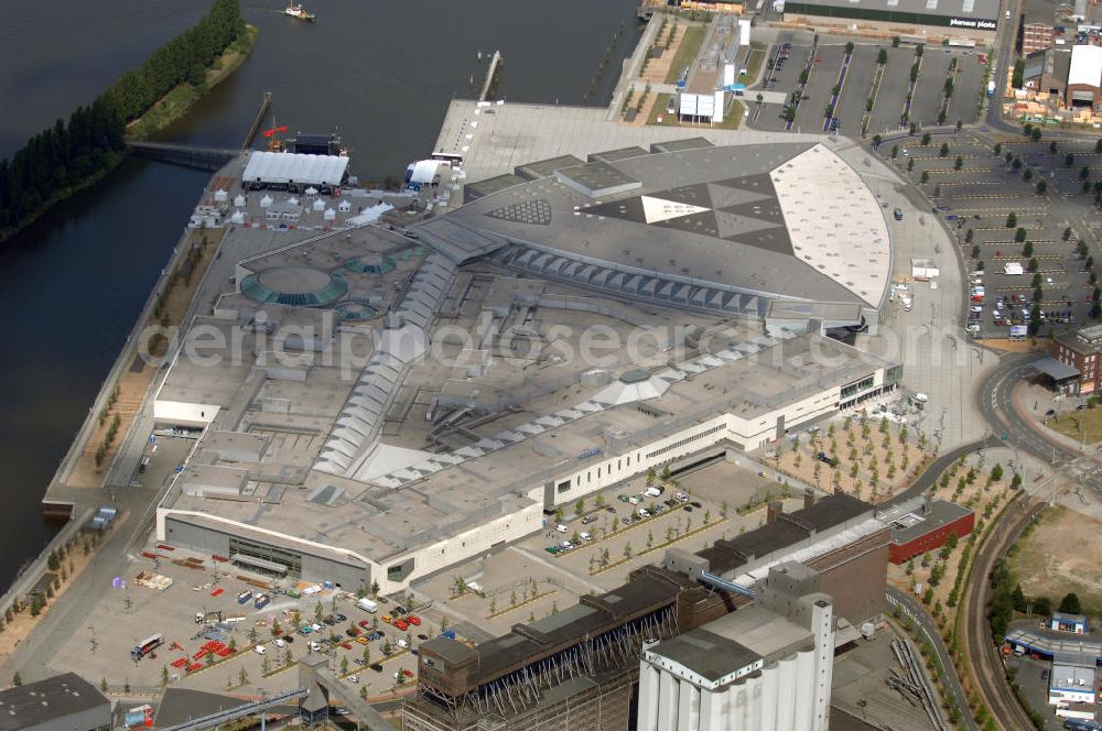 BREMEN from above - Areal des Space Parks Bremen. Das Projekt wurde Anfang der 1990er Jahre von der in Wiesbaden ansässigen, inzwischen nicht mehr existenten Köllmann AG zusammen mit dem noch nicht realisierten Ocean Park in Bremerhaven geplant. Der Kerngedanke ist dabei die für Urban Entertainment Center typische Verbindung von Unterhaltung und Einzelhandel. Das Projekt wurde mit Unterstützung des Landes Bremen in Form von Subventionen unter Bauherrenschaft der zur Dresdner Bank gehörenden DEGI realisiert. Der Bau wurde im Juli 2000 begonnen und war am 19. Dezember 2003 fertig gestellt. Eröffnet wurde der Park am 12. Februar 2004.Der Space Park wurde an die britische Finanzinvestorengruppe „Cardinal Asset Management“ verkauft. Diese erklärte von Beginn an, den Space Park nicht selbst betreiben zu wollen, und verkaufte ihn schließlich für 50 Millionen Euro an den irischen Finanzdienstleister LNC Property Group. Im Februar 2007 kündigte der LNC-Chef Bill McCabe an, dass die LNC weitere 80 bis 100 Millionen Euro investieren wolle, um das Areal baulich zur Weser hin auszurichten und den Einzelhandelsbereich des Space Parks unter dem Namen „Waterfront Bremen“ im September 2008 wiederzueröffnen. Bis 2009 soll ein Sport-, Freizeit- und Wellnessbereich hinzukommen. Kalkuliert ist ein Einzugsgebiet mit einem Durchmesser von 200 Kilometern und eine Besucherzahl von im Durchschnitt täglich 25.000 Besuchern. Im Frühjahr 2007 wurde das Space Park Logo entfernt. Seit Anfang August hängt der Name Waterfront am Eingang. Limetree GmbH, AG-Weser-Straße 3 , 28237 Bremen,Telefon: +49 4213305 300;