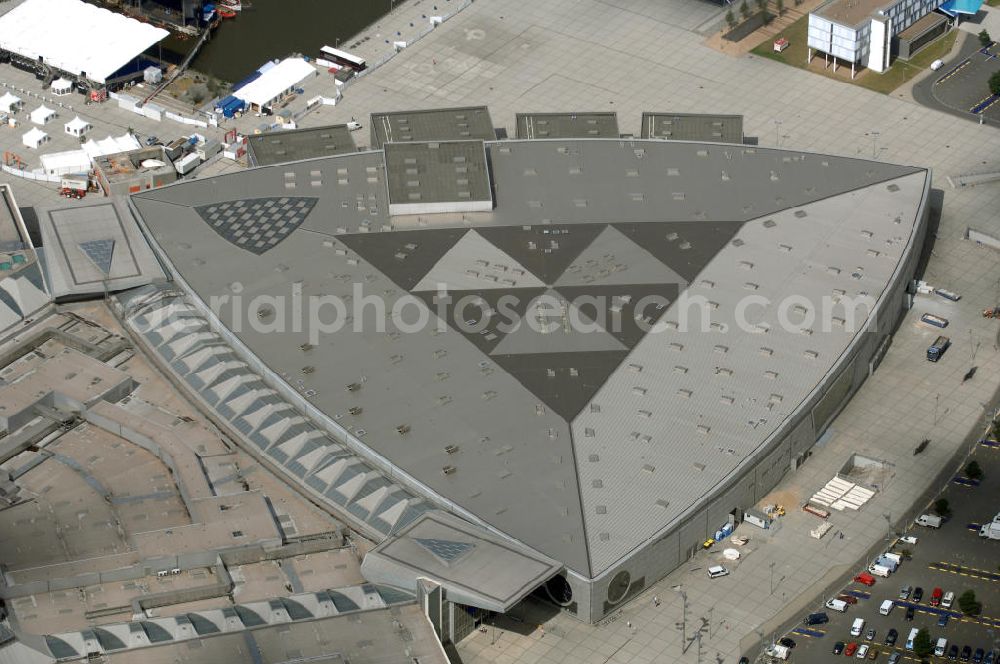 Aerial image BREMEN - Areal des Space Parks Bremen. Das Projekt wurde Anfang der 1990er Jahre von der in Wiesbaden ansässigen, inzwischen nicht mehr existenten Köllmann AG zusammen mit dem noch nicht realisierten Ocean Park in Bremerhaven geplant. Der Kerngedanke ist dabei die für Urban Entertainment Center typische Verbindung von Unterhaltung und Einzelhandel. Das Projekt wurde mit Unterstützung des Landes Bremen in Form von Subventionen unter Bauherrenschaft der zur Dresdner Bank gehörenden DEGI realisiert. Der Bau wurde im Juli 2000 begonnen und war am 19. Dezember 2003 fertig gestellt. Eröffnet wurde der Park am 12. Februar 2004.Der Space Park wurde an die britische Finanzinvestorengruppe „Cardinal Asset Management“ verkauft. Diese erklärte von Beginn an, den Space Park nicht selbst betreiben zu wollen, und verkaufte ihn schließlich für 50 Millionen Euro an den irischen Finanzdienstleister LNC Property Group. Im Februar 2007 kündigte der LNC-Chef Bill McCabe an, dass die LNC weitere 80 bis 100 Millionen Euro investieren wolle, um das Areal baulich zur Weser hin auszurichten und den Einzelhandelsbereich des Space Parks unter dem Namen „Waterfront Bremen“ im September 2008 wiederzueröffnen. Bis 2009 soll ein Sport-, Freizeit- und Wellnessbereich hinzukommen. Kalkuliert ist ein Einzugsgebiet mit einem Durchmesser von 200 Kilometern und eine Besucherzahl von im Durchschnitt täglich 25.000 Besuchern. Im Frühjahr 2007 wurde das Space Park Logo entfernt. Seit Anfang August hängt der Name Waterfront am Eingang. Limetree GmbH, AG-Weser-Straße 3 , 28237 Bremen,Telefon: +49 4213305 300;