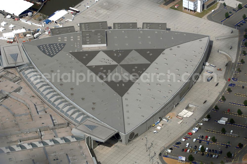 Aerial photograph BREMEN - Areal des Space Parks Bremen. Das Projekt wurde Anfang der 1990er Jahre von der in Wiesbaden ansässigen, inzwischen nicht mehr existenten Köllmann AG zusammen mit dem noch nicht realisierten Ocean Park in Bremerhaven geplant. Der Kerngedanke ist dabei die für Urban Entertainment Center typische Verbindung von Unterhaltung und Einzelhandel. Das Projekt wurde mit Unterstützung des Landes Bremen in Form von Subventionen unter Bauherrenschaft der zur Dresdner Bank gehörenden DEGI realisiert. Der Bau wurde im Juli 2000 begonnen und war am 19. Dezember 2003 fertig gestellt. Eröffnet wurde der Park am 12. Februar 2004.Der Space Park wurde an die britische Finanzinvestorengruppe „Cardinal Asset Management“ verkauft. Diese erklärte von Beginn an, den Space Park nicht selbst betreiben zu wollen, und verkaufte ihn schließlich für 50 Millionen Euro an den irischen Finanzdienstleister LNC Property Group. Im Februar 2007 kündigte der LNC-Chef Bill McCabe an, dass die LNC weitere 80 bis 100 Millionen Euro investieren wolle, um das Areal baulich zur Weser hin auszurichten und den Einzelhandelsbereich des Space Parks unter dem Namen „Waterfront Bremen“ im September 2008 wiederzueröffnen. Bis 2009 soll ein Sport-, Freizeit- und Wellnessbereich hinzukommen. Kalkuliert ist ein Einzugsgebiet mit einem Durchmesser von 200 Kilometern und eine Besucherzahl von im Durchschnitt täglich 25.000 Besuchern. Im Frühjahr 2007 wurde das Space Park Logo entfernt. Seit Anfang August hängt der Name Waterfront am Eingang. Limetree GmbH, AG-Weser-Straße 3 , 28237 Bremen,Telefon: +49 4213305 300;