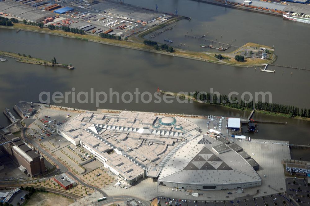 BREMEN from above - Areal des Space Parks Bremen. Das Projekt wurde Anfang der 1990er Jahre von der in Wiesbaden ansässigen, inzwischen nicht mehr existenten Köllmann AG zusammen mit dem noch nicht realisierten Ocean Park in Bremerhaven geplant. Der Kerngedanke ist dabei die für Urban Entertainment Center typische Verbindung von Unterhaltung und Einzelhandel. Das Projekt wurde mit Unterstützung des Landes Bremen in Form von Subventionen unter Bauherrenschaft der zur Dresdner Bank gehörenden DEGI realisiert. Der Bau wurde im Juli 2000 begonnen und war am 19. Dezember 2003 fertig gestellt. Eröffnet wurde der Park am 12. Februar 2004.Der Space Park wurde an die britische Finanzinvestorengruppe „Cardinal Asset Management“ verkauft. Diese erklärte von Beginn an, den Space Park nicht selbst betreiben zu wollen, und verkaufte ihn schließlich für 50 Millionen Euro an den irischen Finanzdienstleister LNC Property Group. Im Februar 2007 kündigte der LNC-Chef Bill McCabe an, dass die LNC weitere 80 bis 100 Millionen Euro investieren wolle, um das Areal baulich zur Weser hin auszurichten und den Einzelhandelsbereich des Space Parks unter dem Namen „Waterfront Bremen“ im September 2008 wiederzueröffnen. Bis 2009 soll ein Sport-, Freizeit- und Wellnessbereich hinzukommen. Kalkuliert ist ein Einzugsgebiet mit einem Durchmesser von 200 Kilometern und eine Besucherzahl von im Durchschnitt täglich 25.000 Besuchern. Im Frühjahr 2007 wurde das Space Park Logo entfernt. Seit Anfang August hängt der Name Waterfront am Eingang. Limetree GmbH, AG-Weser-Straße 3 , 28237 Bremen,Telefon: +49 4213305 300;