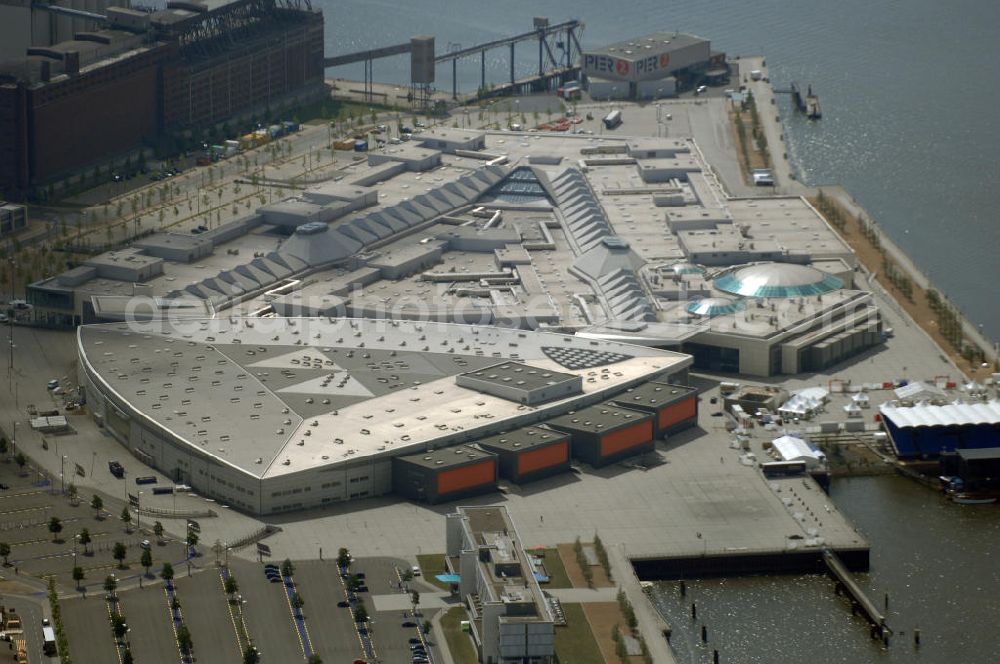 BREMEN from above - Areal des Space Parks Bremen. Das Projekt wurde Anfang der 1990er Jahre von der in Wiesbaden ansässigen, inzwischen nicht mehr existenten Köllmann AG zusammen mit dem noch nicht realisierten Ocean Park in Bremerhaven geplant. Der Kerngedanke ist dabei die für Urban Entertainment Center typische Verbindung von Unterhaltung und Einzelhandel. Das Projekt wurde mit Unterstützung des Landes Bremen in Form von Subventionen unter Bauherrenschaft der zur Dresdner Bank gehörenden DEGI realisiert. Der Bau wurde im Juli 2000 begonnen und war am 19. Dezember 2003 fertig gestellt. Eröffnet wurde der Park am 12. Februar 2004.Der Space Park wurde an die britische Finanzinvestorengruppe „Cardinal Asset Management“ verkauft. Diese erklärte von Beginn an, den Space Park nicht selbst betreiben zu wollen, und verkaufte ihn schließlich für 50 Millionen Euro an den irischen Finanzdienstleister LNC Property Group. Im Februar 2007 kündigte der LNC-Chef Bill McCabe an, dass die LNC weitere 80 bis 100 Millionen Euro investieren wolle, um das Areal baulich zur Weser hin auszurichten und den Einzelhandelsbereich des Space Parks unter dem Namen „Waterfront Bremen“ im September 2008 wiederzueröffnen. Bis 2009 soll ein Sport-, Freizeit- und Wellnessbereich hinzukommen. Kalkuliert ist ein Einzugsgebiet mit einem Durchmesser von 200 Kilometern und eine Besucherzahl von im Durchschnitt täglich 25.000 Besuchern. Im Frühjahr 2007 wurde das Space Park Logo entfernt. Seit Anfang August hängt der Name Waterfront am Eingang. Limetree GmbH, AG-Weser-Straße 3 , 28237 Bremen,Telefon: +49 4213305 300;