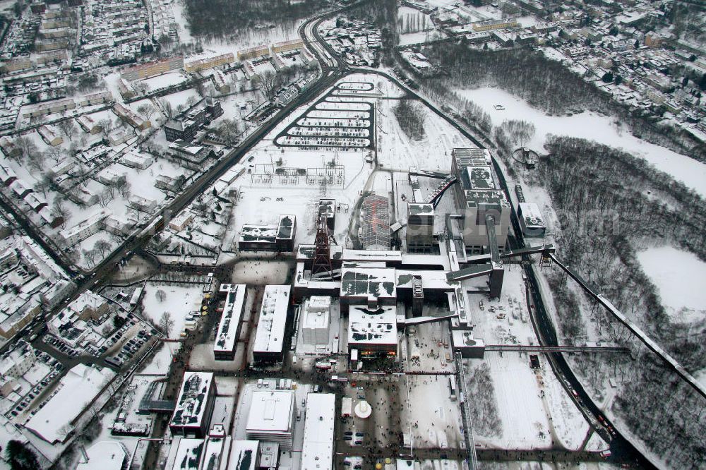 Aerial image Essen - Blick auf das winterlich verschneite Areal der Zeche Zollverein zum Auftakt der Eröffnung der Ruhr 2010 im Ruhrgebiet. Die Zeche Zollverein ist ein im Jahre 1986 stillgelegtes Steinkohlebergwerk im Norden von Essen. Seit 2001 gehören die Zeche und die benachbarte Kokerei Zollverein zum Weltkulturerbe der UNESCO. Zollverein ist Ankerpunkt der Europäischen Route der Industriekultur.