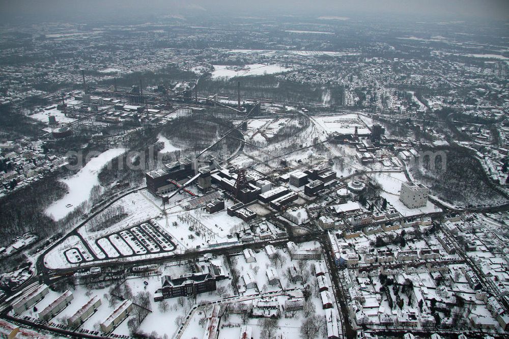 Aerial photograph Essen - Blick auf das winterlich verschneite Areal der Zeche Zollverein zum Auftakt der Eröffnung der Ruhr 2010 im Ruhrgebiet. Die Zeche Zollverein ist ein im Jahre 1986 stillgelegtes Steinkohlebergwerk im Norden von Essen. Seit 2001 gehören die Zeche und die benachbarte Kokerei Zollverein zum Weltkulturerbe der UNESCO. Zollverein ist Ankerpunkt der Europäischen Route der Industriekultur.