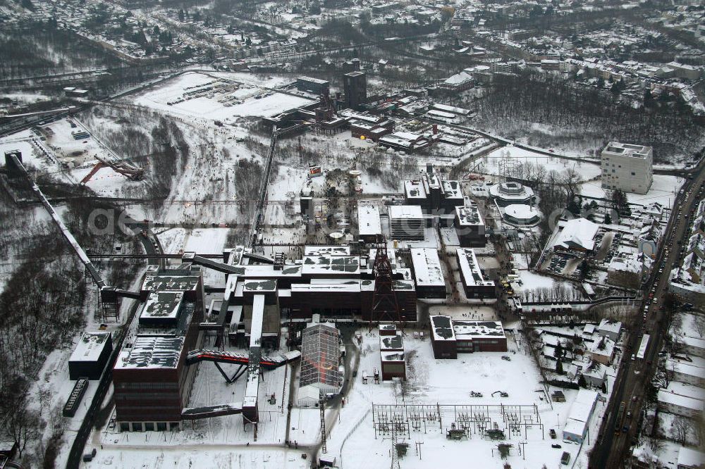 Essen from above - Blick auf das winterlich verschneite Areal der Zeche Zollverein zum Auftakt der Eröffnung der Ruhr 2010 im Ruhrgebiet. Die Zeche Zollverein ist ein im Jahre 1986 stillgelegtes Steinkohlebergwerk im Norden von Essen. Seit 2001 gehören die Zeche und die benachbarte Kokerei Zollverein zum Weltkulturerbe der UNESCO. Zollverein ist Ankerpunkt der Europäischen Route der Industriekultur.