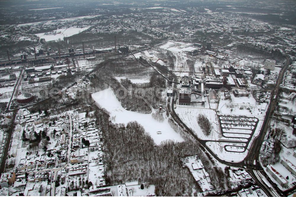 Essen from the bird's eye view: Blick auf das winterlich verschneite Areal der Zeche Zollverein zum Auftakt der Eröffnung der Ruhr 2010 im Ruhrgebiet. Die Zeche Zollverein ist ein im Jahre 1986 stillgelegtes Steinkohlebergwerk im Norden von Essen. Seit 2001 gehören die Zeche und die benachbarte Kokerei Zollverein zum Weltkulturerbe der UNESCO. Zollverein ist Ankerpunkt der Europäischen Route der Industriekultur.