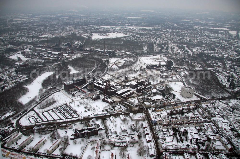 Aerial image Essen - Blick auf das winterlich verschneite Areal der Zeche Zollverein zum Auftakt der Eröffnung der Ruhr 2010 im Ruhrgebiet. Die Zeche Zollverein ist ein im Jahre 1986 stillgelegtes Steinkohlebergwerk im Norden von Essen. Seit 2001 gehören die Zeche und die benachbarte Kokerei Zollverein zum Weltkulturerbe der UNESCO. Zollverein ist Ankerpunkt der Europäischen Route der Industriekultur.