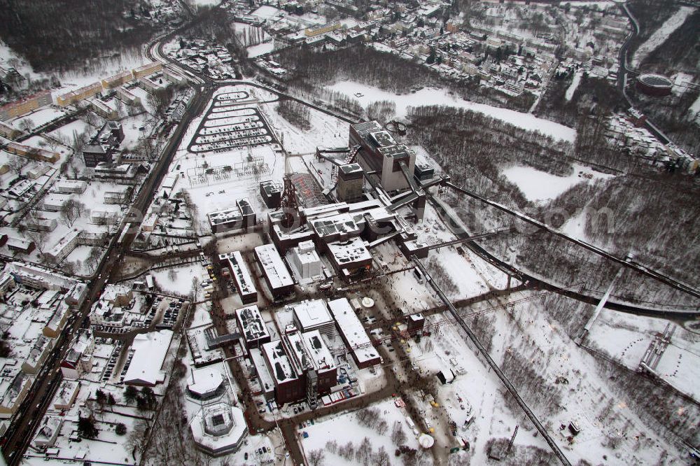 Aerial photograph Essen - Blick auf das winterlich verschneite Areal der Zeche Zollverein zum Auftakt der Eröffnung der Ruhr 2010 im Ruhrgebiet. Die Zeche Zollverein ist ein im Jahre 1986 stillgelegtes Steinkohlebergwerk im Norden von Essen. Seit 2001 gehören die Zeche und die benachbarte Kokerei Zollverein zum Weltkulturerbe der UNESCO. Zollverein ist Ankerpunkt der Europäischen Route der Industriekultur.