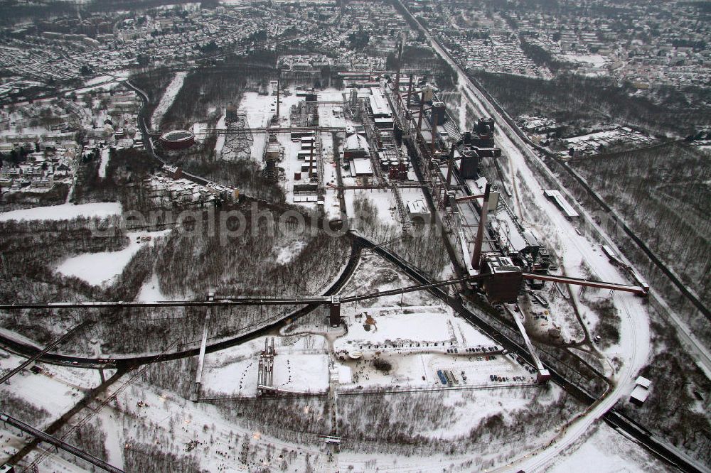 Essen from above - Blick auf das winterlich verschneite Areal der Zeche Zollverein zum Auftakt der Eröffnung der Ruhr 2010 im Ruhrgebiet. Die Zeche Zollverein ist ein im Jahre 1986 stillgelegtes Steinkohlebergwerk im Norden von Essen. Seit 2001 gehören die Zeche und die benachbarte Kokerei Zollverein zum Weltkulturerbe der UNESCO. Zollverein ist Ankerpunkt der Europäischen Route der Industriekultur.