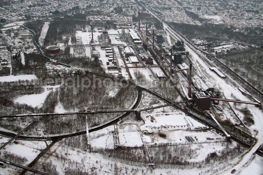 Essen from the bird's eye view: Blick auf das winterlich verschneite Areal der Zeche Zollverein zum Auftakt der Eröffnung der Ruhr 2010 im Ruhrgebiet. Die Zeche Zollverein ist ein im Jahre 1986 stillgelegtes Steinkohlebergwerk im Norden von Essen. Seit 2001 gehören die Zeche und die benachbarte Kokerei Zollverein zum Weltkulturerbe der UNESCO. Zollverein ist Ankerpunkt der Europäischen Route der Industriekultur.