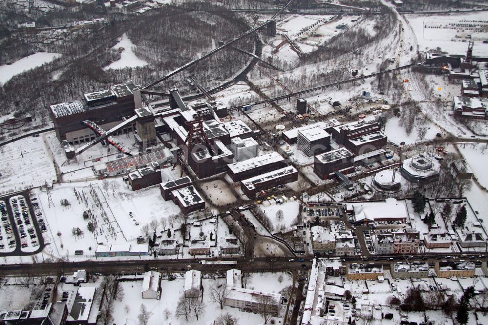 Aerial image Essen - Blick auf das winterlich verschneite Areal der Zeche Zollverein zum Auftakt der Eröffnung der Ruhr 2010 im Ruhrgebiet. Die Zeche Zollverein ist ein im Jahre 1986 stillgelegtes Steinkohlebergwerk im Norden von Essen. Seit 2001 gehören die Zeche und die benachbarte Kokerei Zollverein zum Weltkulturerbe der UNESCO. Zollverein ist Ankerpunkt der Europäischen Route der Industriekultur.