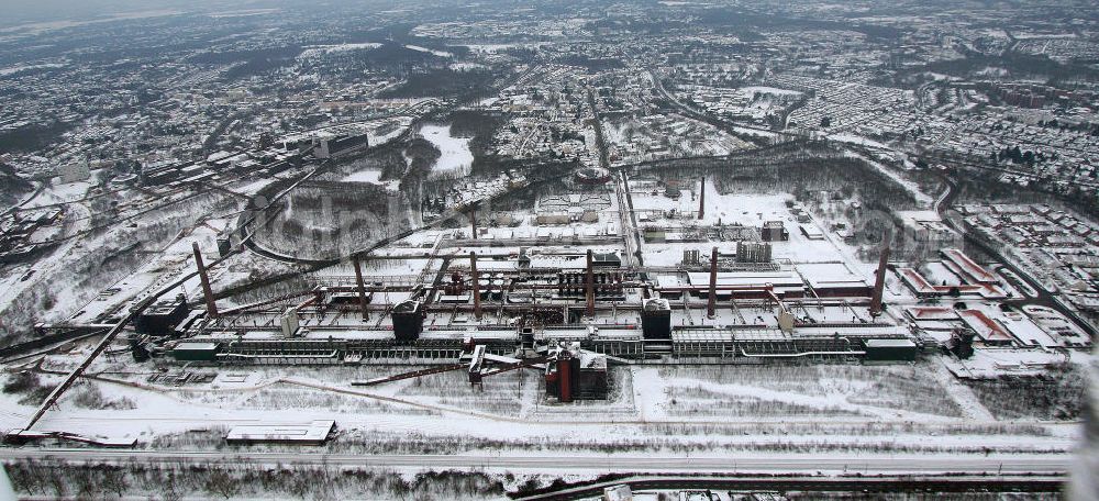 Aerial photograph Essen - Blick auf das winterlich verschneite Areal der Zeche Zollverein zum Auftakt der Eröffnung der Ruhr 2010 im Ruhrgebiet. Die Zeche Zollverein ist ein im Jahre 1986 stillgelegtes Steinkohlebergwerk im Norden von Essen. Seit 2001 gehören die Zeche und die benachbarte Kokerei Zollverein zum Weltkulturerbe der UNESCO. Zollverein ist Ankerpunkt der Europäischen Route der Industriekultur.