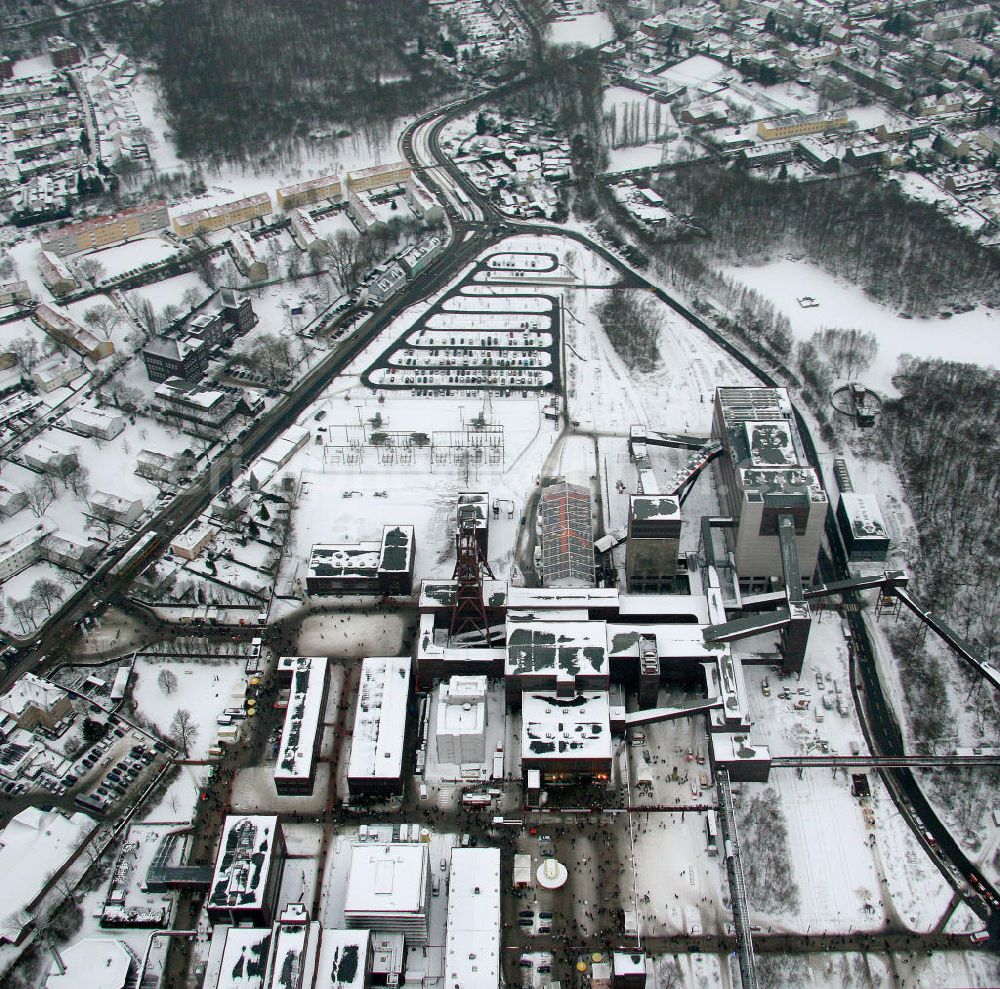 Essen from above - Blick auf das winterlich verschneite Areal der Zeche Zollverein zum Auftakt der Eröffnung der Ruhr 2010 im Ruhrgebiet. Die Zeche Zollverein ist ein im Jahre 1986 stillgelegtes Steinkohlebergwerk im Norden von Essen. Seit 2001 gehören die Zeche und die benachbarte Kokerei Zollverein zum Weltkulturerbe der UNESCO. Zollverein ist Ankerpunkt der Europäischen Route der Industriekultur.