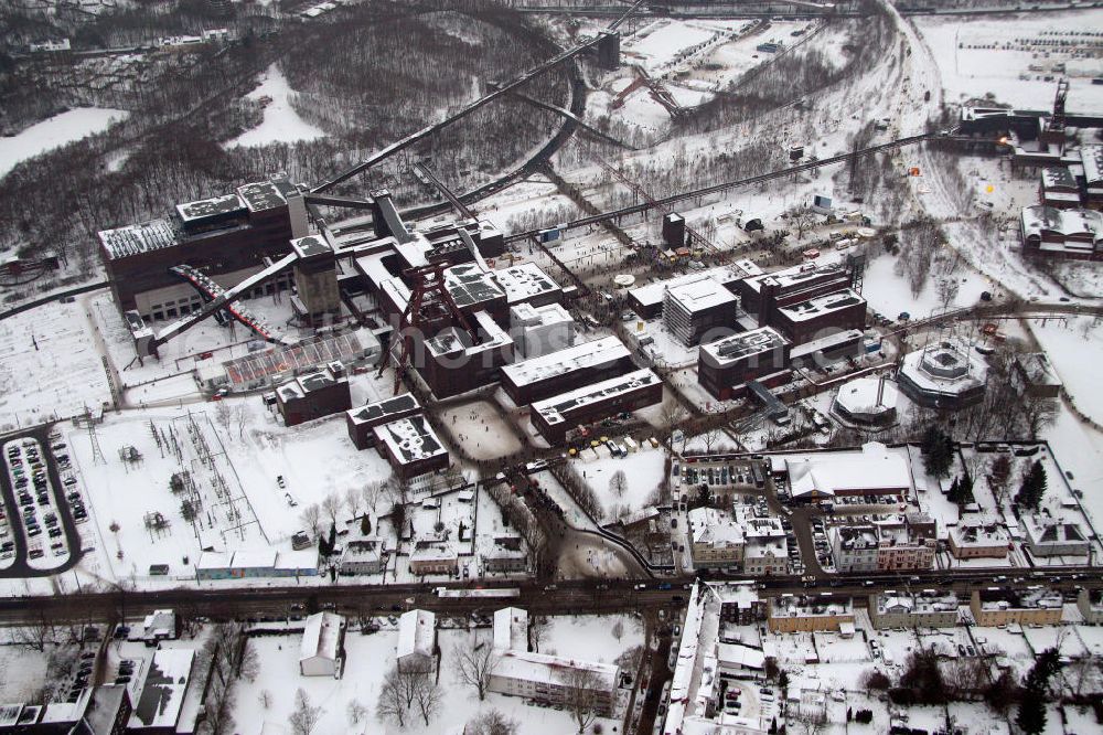 Essen from the bird's eye view: Blick auf das winterlich verschneite Areal der Zeche Zollverein zum Auftakt der Eröffnung der Ruhr 2010 im Ruhrgebiet. Die Zeche Zollverein ist ein im Jahre 1986 stillgelegtes Steinkohlebergwerk im Norden von Essen. Seit 2001 gehören die Zeche und die benachbarte Kokerei Zollverein zum Weltkulturerbe der UNESCO. Zollverein ist Ankerpunkt der Europäischen Route der Industriekultur.