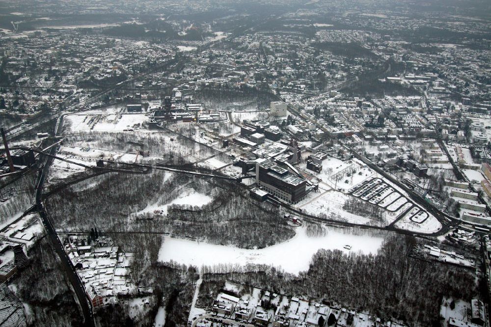 Aerial image Essen - Blick auf das winterlich verschneite Areal der Zeche Zollverein zum Auftakt der Eröffnung der Ruhr 2010 im Ruhrgebiet. Die Zeche Zollverein ist ein im Jahre 1986 stillgelegtes Steinkohlebergwerk im Norden von Essen. Seit 2001 gehören die Zeche und die benachbarte Kokerei Zollverein zum Weltkulturerbe der UNESCO. Zollverein ist Ankerpunkt der Europäischen Route der Industriekultur.