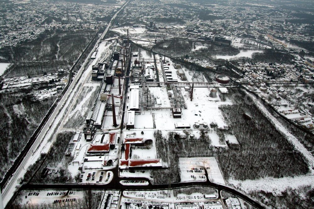 Aerial photograph Essen - Blick auf das winterlich verschneite Areal der Zeche Zollverein zum Auftakt der Eröffnung der Ruhr 2010 im Ruhrgebiet. Die Zeche Zollverein ist ein im Jahre 1986 stillgelegtes Steinkohlebergwerk im Norden von Essen. Seit 2001 gehören die Zeche und die benachbarte Kokerei Zollverein zum Weltkulturerbe der UNESCO. Zollverein ist Ankerpunkt der Europäischen Route der Industriekultur.