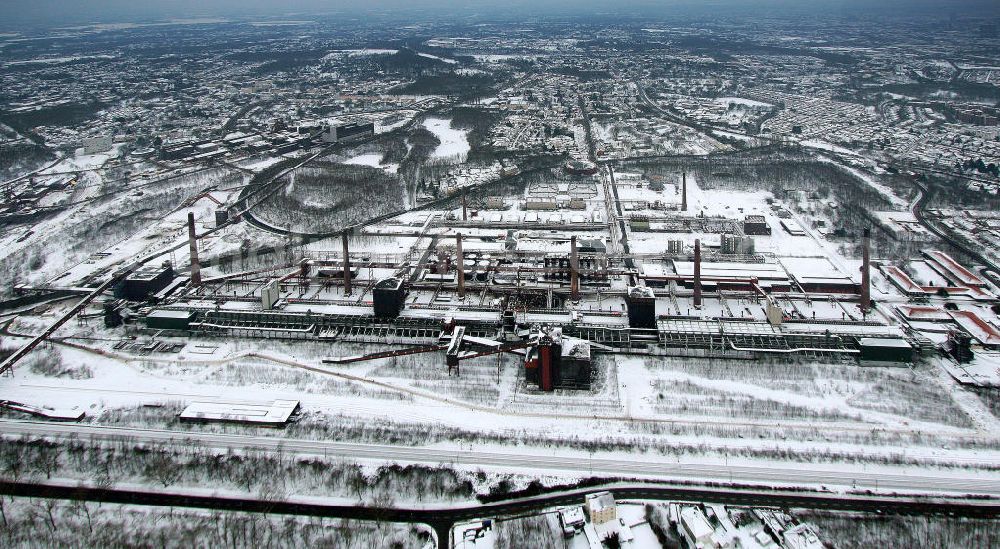 Essen from above - Blick auf das winterlich verschneite Areal der Zeche Zollverein zum Auftakt der Eröffnung der Ruhr 2010 im Ruhrgebiet. Die Zeche Zollverein ist ein im Jahre 1986 stillgelegtes Steinkohlebergwerk im Norden von Essen. Seit 2001 gehören die Zeche und die benachbarte Kokerei Zollverein zum Weltkulturerbe der UNESCO. Zollverein ist Ankerpunkt der Europäischen Route der Industriekultur.