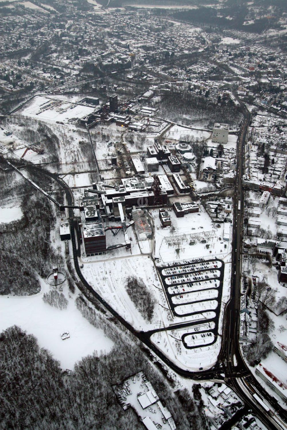 Essen from the bird's eye view: Blick auf das winterlich verschneite Areal der Zeche Zollverein zum Auftakt der Eröffnung der Ruhr 2010 im Ruhrgebiet. Die Zeche Zollverein ist ein im Jahre 1986 stillgelegtes Steinkohlebergwerk im Norden von Essen. Seit 2001 gehören die Zeche und die benachbarte Kokerei Zollverein zum Weltkulturerbe der UNESCO. Zollverein ist Ankerpunkt der Europäischen Route der Industriekultur.